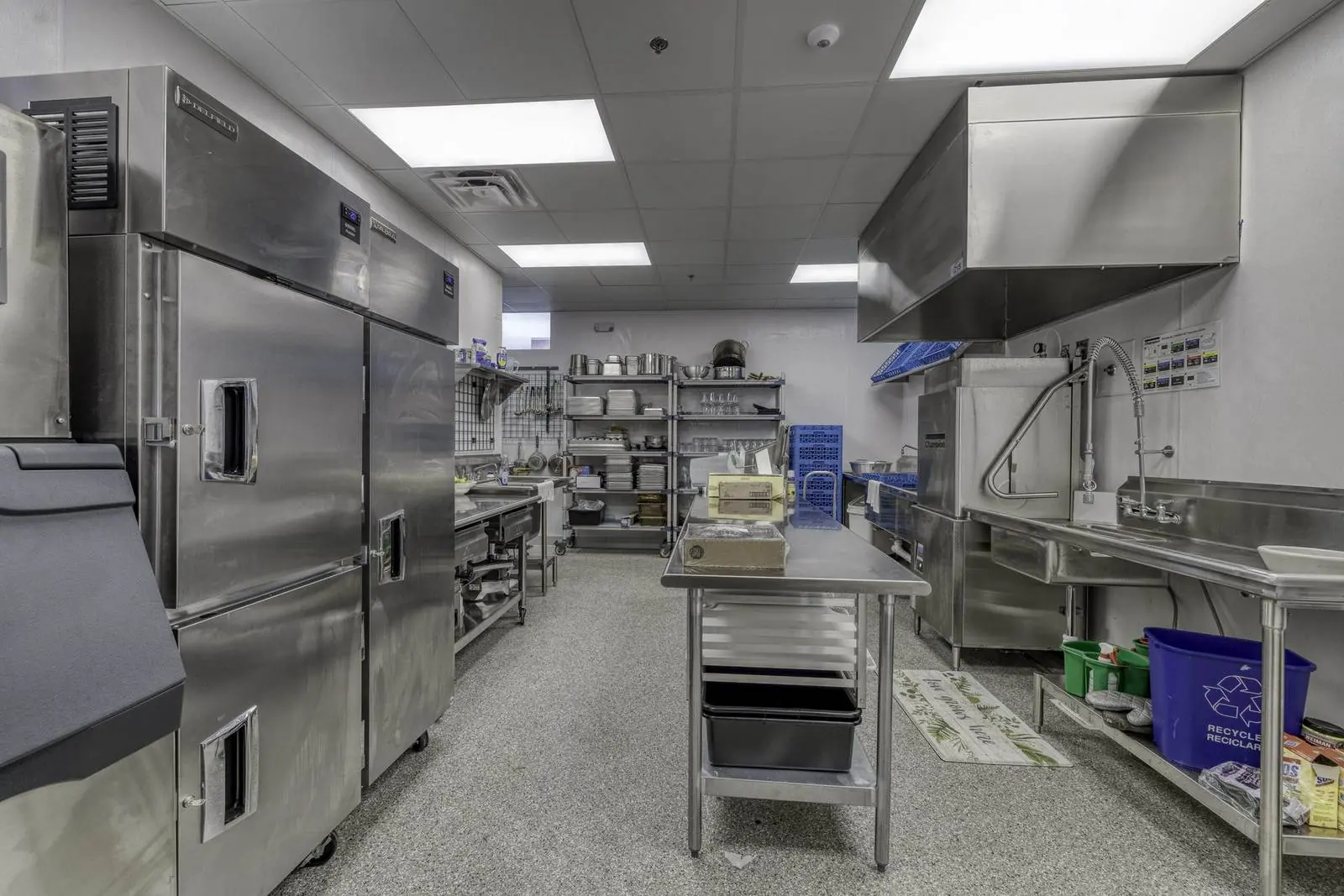 Reach-in refrigeration and ice machine in a Zink culinary center